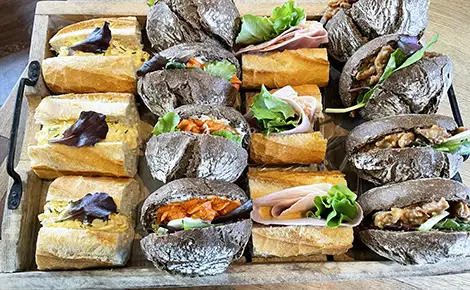 Lunch, rijk belegde desembroodjes door Mercurius Catering,