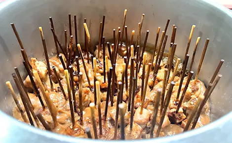 Hotpot met sate spiesjes in heerlijke satehsaus door Mercurius Catering