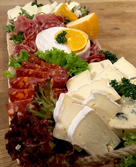 Tapas plank met gedroogde Italiaanse vleeswaren en kaas, olijven, worst, tonijnsalade, bruchetta & pesto. Geserveerd met broden en toast.