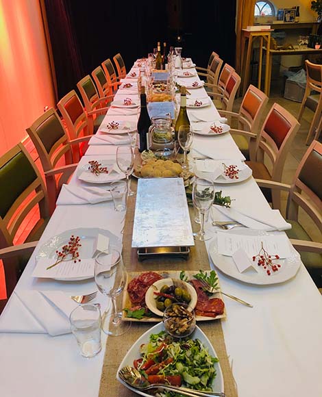 Trouwen op locatie binnen tafelaankleding en opgemaakte tafels Mercurius Catering